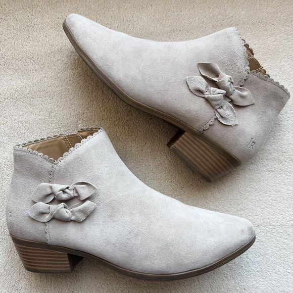 Jack Rogers Kali Taupe Tan Suede Ankle Boot Booties Bow Side Zip Women’s 7.5 - 8 - Picture 1 of 16